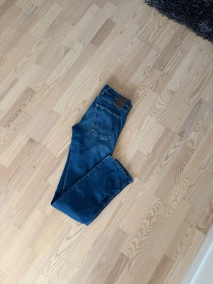 Replay jeans  W:31 L:34 - Riktigt feta replay jeans för riktigt bra skick! De är i bra skick utan skavanker och i storlek W:31 L:34. Vid frågor om bilder eller liknande så är det bara att fråga🙂💛