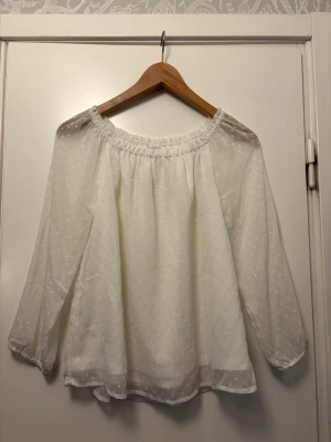 Vit blus med prickar - Söt vit blus med prickigt mönster😍