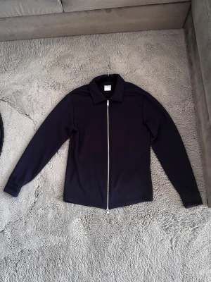 Navy blue ziptröja - Stilren navy blue ziptröja med klassisk krage och hel dragkedja framtill. Tröjan har långa ärmar och en rak passform, perfekt för en clean och enkel look. Materialet är väldigt mjukt och skön perfekt för året runt!                          