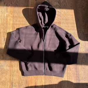 WEEKDAY ”Simon Scuba” zip Hoodie - Brun zip hoodie från Weekday ”Simon Scuba”. Storlek S. Skickar inom 24h✅📩. 