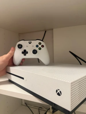 Xbox one S - Säljer ett Xbox one S plus en kontroll, fullt fungerande allt är som det ska, vill bli av med för jag inte har någon andvändning av det här hemma, Följer med alla sladdar och allt som behövs till det! Bara att höra av dig om du har någon fråga💕