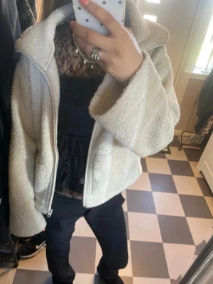 Teddy jacka från hm🤍 - Vit/beige Teddy jacka från hm❣️(skriv jättegärna vid fler bilder osv)