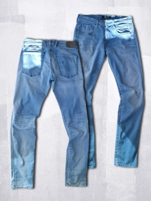 Replay Anbass - Säljer ett par ljusblå Replay anbass jeans. Jeansen är i strech tyg och mycket bra förutom en liten fläck på högra bakfickan och på ena benets framsida. Byxorna är i storlek W31, L34 och modellen är 183cm. Hör gärna av er om ni har frågor😁 Pris kan diskuteras vid snabb affär👍