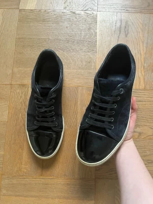 Marinblåa Lanvin Cap Toe - Riktigt snygga Lanvins i mycket fint skick! UK 6 men stora i storleken så sitter som EU 42. Inga defekter förutom lite smuts och sparsamt använda. Låda medföljer!