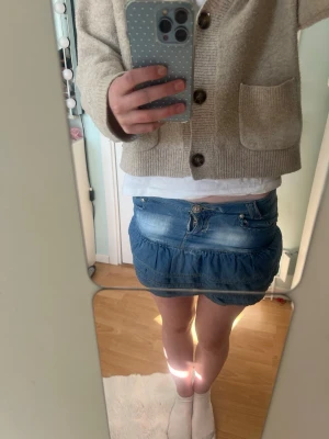 Snygg jeanskjol - Jättefin jeanskjol från miss here and there❣️ perfekt nu till sommaren! Säljer då den tyvärr håller på att bli för liten för mig💕 den har tyvärr några defekt som man ser på de tre sista bilderna men är inget man tänker på så mycket enligt mig💕 Står ingen storlek men skulle säga xs. Hör av er vid frågor!