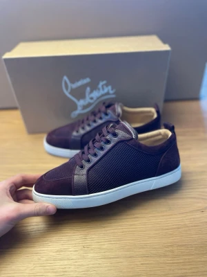 Christian louboutin  - Christian louboutin skor i storlek 41 1/2. Skorna är i super fint skick och den mest sällsynta färgen på marknaden. Vinröd. Låda kan fås med vid fullpris eller överenskommelse 