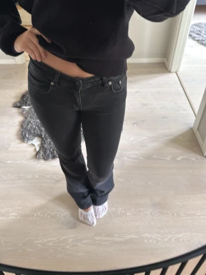 Svarta bootcut jeans - Snygga svarta bootcut jeans med låg midja. Väldigt sköna, är precis som de andra blå jag la ut från lager. Kommer inte heller till anvönding därför säljs dom. 