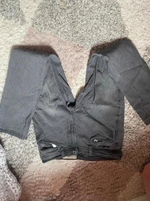 Gråa skinny jeans  - Säljer ett par gråa skinny jeans från livergy med klassisk femficksdesign och normalhög midja. Jeansen har dragkedjegylf och raka benslut. Perfekta till en avslappnad streetstyle-look.