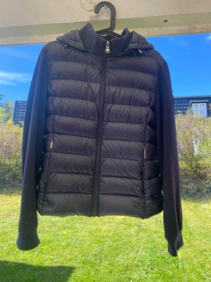 Ralph Lauren Cardigan - Enligt etiketten är den Large men utgå från mått: Längd: 58cm, Bredd 49cm. Den är ganska noppring och luvan är lite stel men annars är den fin. Den har en fin mörk lila färg och luvan är avtagsbar. För mer mått eller funderinger skicka ett dm.