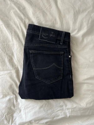 Jacob cohën  - Rikigt schyssta Jacob cohën jeans perfekt till sommaren☀️ Inga hål, finns en liten slitning på högra fickan men inget man tänker på✅ Storlek 33  Mått: midja 45cm, längd 100cm Tveka inte på att skriva om ni har några funderingar eller är intresserade😊