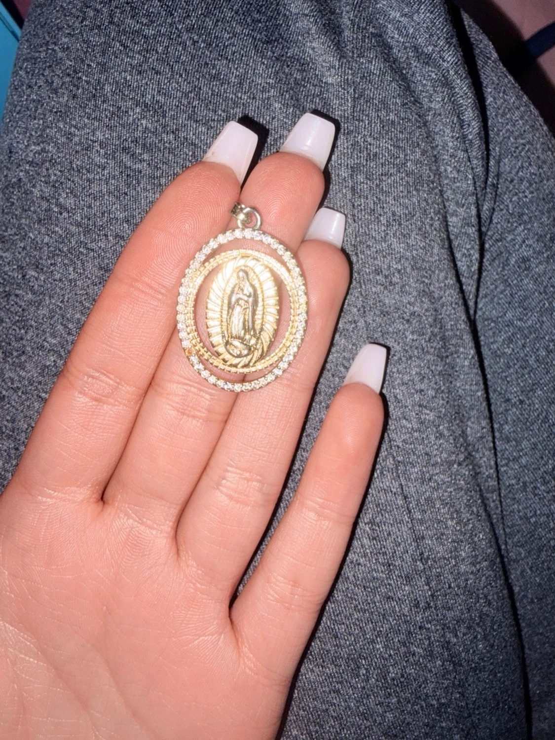 Guldigt halsband med religiös medaljong - 1