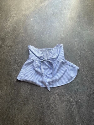 Blåvit randig off shoulder - Använd endast en gång till konsert sen har den aldrig kommit till användning. Den är i storlek M men passar jättebra på S också. Väldigt stretchig i ryggen vilket syns på andta bilden. 