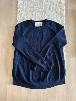 Dam marinblå tunn sweatshirt  - Strolek XS ifrån Lindex lite 2000s vibe. ⚠️ En liten vit linje som är ”klister” som knappats syns. Skickas inom 48h kika in min profil för mer fina plagg.