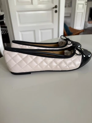 Ballerinaskor - Helt nya ballerina skor, aldrig använda! Fick dessa ballerina skor i födelsedags present men de va tyvärr för små för mig. Vet tyvärr inte märke tror dom är från en affär i italien.💗