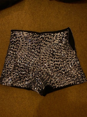 Zara shorts - Glitter shorts från Zara, storlek medium, aldrig använt 