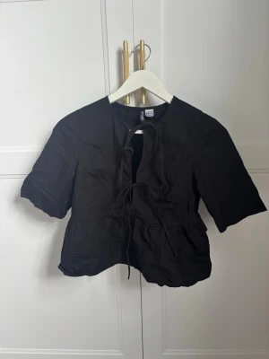 Svart blus från H&M  - Söt blus från H&M i ett bra skick utan defekter. Använd fåtal gånger storlek xs