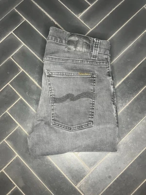 Nudie Jeans - slim fit - size 31/32 - Säljer nu dessa as feta nudie jeansen i slim fit passform, de är i super skick, nästintill oanvända. Storlek 31/32, midjemått - 39 cm, längdmått 101 cm. Vid fler frågor är det bara att skriva och pris kan diskuteras vid snabb affär!