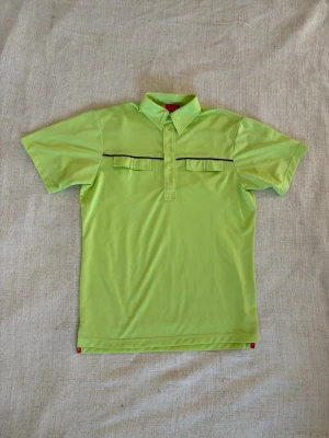 J.Lindeberg golf piké  - Perfekta lösningen på sommarens klädes problem. En piké i fint begagnat skick utan några konstigheter och som har mycket kvar att ge. Dessutom med ett pris på en femtedel av nypriset. Tveka inte på att slå till! (Postar inom 24h)