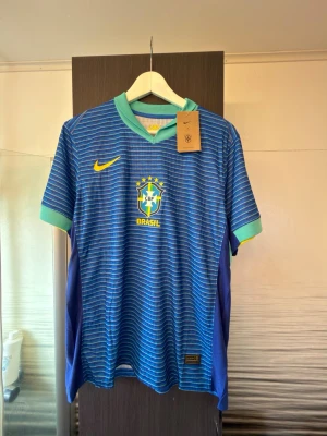 Brasilien fotbollströja  - Brasilien Fotbollströja, helt ny, storlek M men skulle säga den passar S/M