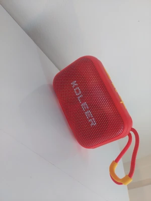 KOLEER H73 Trådlös Högtalare - KOLEER H73 trådlös högtalare i rött. Denna portabla högtalare har en uteffekt på 8W och ett batteri på 1200 mAh. Speltiden är 2-8 timmar och laddningstiden är 2-3 timmar. Frekvensomfånget är 80Hz-16KHz. Högtalaren har en trådlös version på 5.4 och en överföringsräckvidd på 10 meter. Måtten är 126x52x83mm.