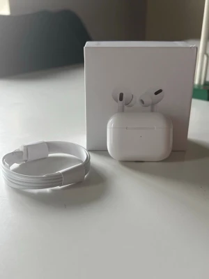 Apple AirPods Pro med laddningsetui - Pris kan diskuteras, Säljer ett par vita Apple AirPods Pro med trådlöst laddningsetui och tillhörande laddningskabel. Hörlurarna har en stilren och kompakt design i blank plast och levereras i originalförpackning. Perfekta för dig som vill ha grymt ljud och smidig anslutning till din iPhone.