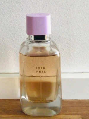 Iris Veil parfym från Zara  - Se bild hur mycket använt 