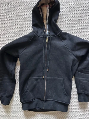Burrbery hoodie  - Hej och välkommen till Liljestrands nu säljer vi en hoodie från välkänt märke osäker på äktehet därav priset ingen logga på bröstet som de ska vara. Det står storlek M men passar XS den är i bra skick och priset är lågt vill bli av med den kom med frågor osv så hörs vi mvh liljestrands