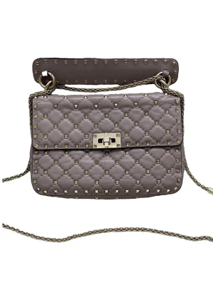 Valentino Rockstud handväska - Snygg ljuslila/puderrosa handväska från Valentino med quiltat läder, guldfärgade nitar och kedjerem. Väskan har ett dekorativt spänne framtill och en bredare axelrem med nitar. 24x16,5x6cm. Väskan har artikelverifierats! Kan skickas 12/5 så skriv vid intresse! 