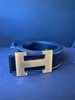 Svart bälte  - Helt svart bälte jätte snygg och passar bra storlek110cm