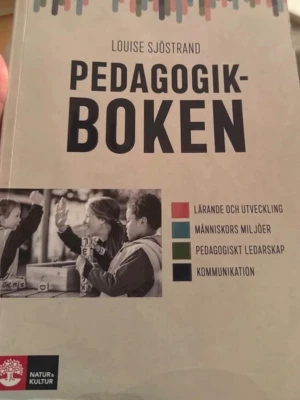 Pedagogikboken av Louise Sjöstrand - Pedagogikboken av Louise Sjöstrand är en kursbok med beige omslag och färgglada detaljer. Boken tar upp lärande, utveckling, miljöer, ledarskap och kommunikation. Omslaget har en bild på barn och tydliga färgmarkeringar för olika teman.
