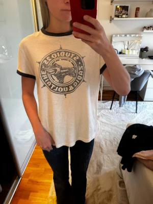 Vit t-shirt med svart tryck från Zadig - Oanvänd Zadig T-shirt, går ej att köpa längre.
