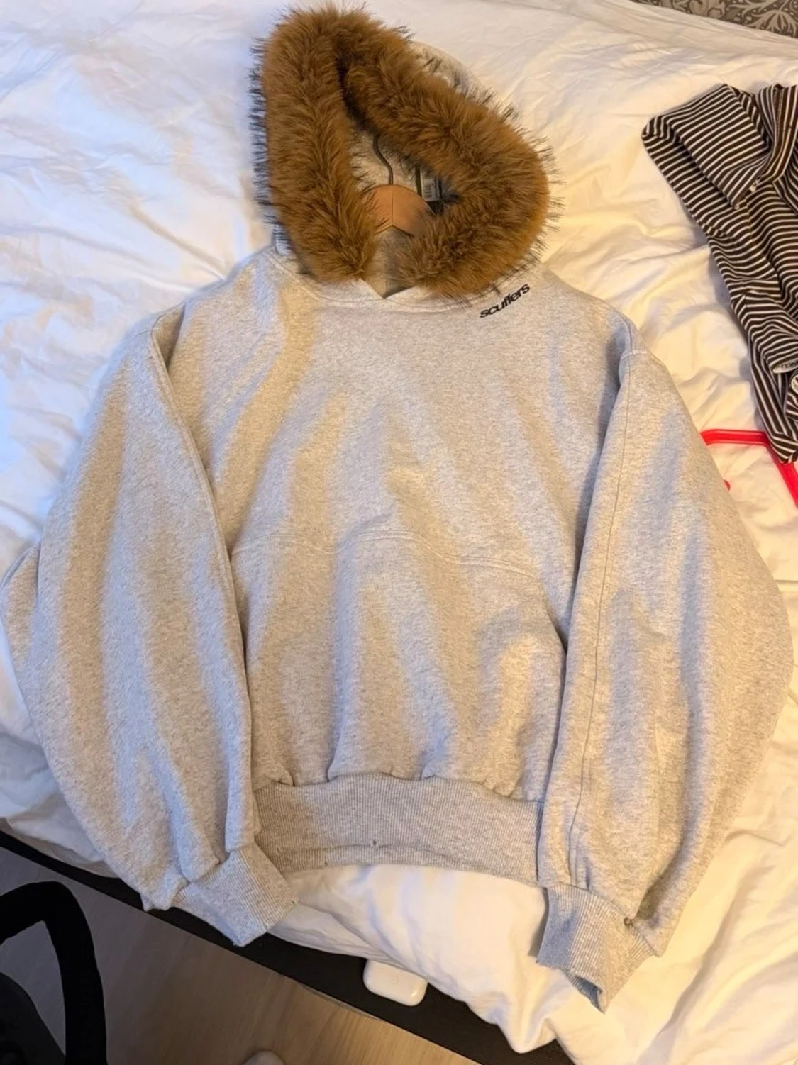 Grå hoodie med fuskpäls från Scuffers
