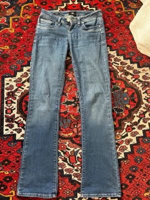 Blå bootcut jeans från LTB - Säljer ett par klassiska blå bootcut jeans från LTB med lågmidja. Jenssen är stretchiga och väldigt bekväma, passar storlekarna s-m☺️26/34