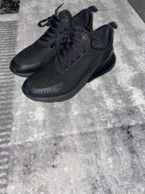 Nike 270 - Nike 270 köpta från Nike för 1800kr. Skorna har använts i en vecka Max och är fortfarande i bra skick. Säljer de för 849kr.