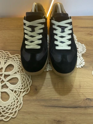 Svarta Maison Margiela skor  - Helt nya svarta Maison Margiela-skor, oanvända och i toppskick. Storlek [43]. Säljes för [1399]. Hör av dig om du vill ha fler bilder eller mer info!🥂 