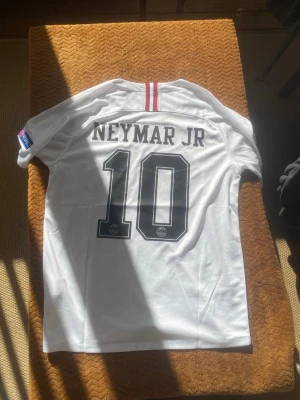 PSG Neymar JR vit matchtröja - Vit PSG matchtröja med Neymar JR och nummer 10 på ryggen. 