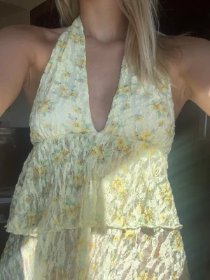 Gul topp - Söt halterneck topp i ljusgul färg med blommigt mönster, ifrån Gina.💛 Använd ett fåtal gånger. Fler bilder kan tas vid intresse! Nypris: 300kr. Pris kan diskuteras vid snabb affär!🌸