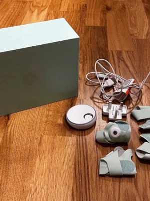 Owlet Smart Sock (Mint) - Baby Monitor / Andningslarm - Owlet Smart Sock babylarm i mycket gott skick (använd få gånger). Mäter hjärtfrekvens och syrehalt och larmar vid avvikande värden – trygghet för dig och ditt barn. Följ sömn, uppvaknanden och historik i appen. Passar 0–18 mån (2,3–13,6 kg). Trådlös laddning, snabb uppladdning. Inkl. sensor, basstation, laddkabel, 4 sockor i två storlekar. Perfekt för tryggare nätter! Kika gärna in på mina andra annonser, jag säljer just nu flera baby/barn-relaterade produkter!