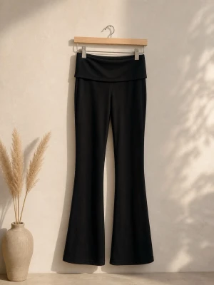 Svarta utsvängda leggings - Snygga svarta leggings med utsvängda ben och bred midjeresår. Tillverkade i mjukt och stretchigt material av 95% polyester och 5% elastan. Perfekta för en trendig och bekväm look.