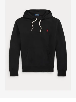 Svart hoodie från Polo Ralph Lauren - Klassisk svart hoodie från Polo Ralph Lauren med vit dragsko i huvan och röd broderad logga på bröstet. Hoodien har känguruficka framtill och ribbade muddar vid ärmslut och nederkant. Perfekt för en avslappnad och stilren look. Köpt på Zalando för 2300kr 