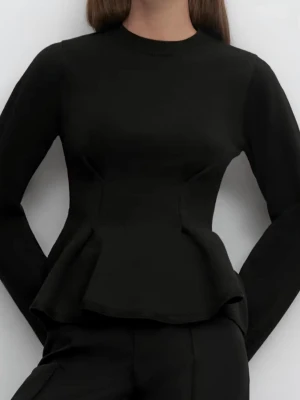 Svart peplumtröja från Gina Tricot i storlek S - Snygg svart peplumtröja från Gina Tricot i storlek S ❤️Tröjan har figurnära passform vid midjan och en volang nedtill som ger en fin siluett. Materialet är mjukt och stretchigt. Bara använd en gång och har inga skavanker.