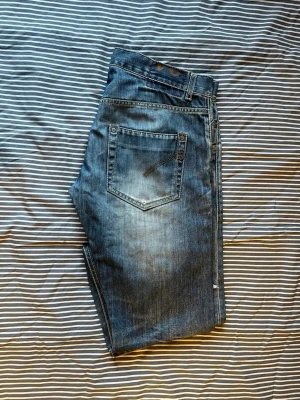 Blå slitna jeans med raka ben - Säljer ett par blå jeans med raka ben och snygga slitningar på framsidan.Materialet är  bomull med lite stretch. Medela gärna om ni vill ha mer detaljer, priset är inte hugget i sten 🪨 
