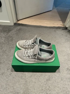 Gråa diemme skor - Säljer mina gråa diemme skor. Modellen heter marostica low och ny priset är 3799kr. Skorna är i ny skick bara lite smutsiga allt på bilderna medföljer. Skriv vid minsta fundering!!