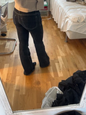 jeans ginatricot  - Snygga mörk blåa  bootcut jeans ifrån gina tricot 