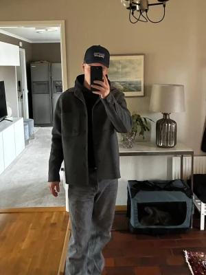 Mörkgrå vår jacka från Axel arigato  - Världens skönaste vår jacka från Axel arigato. Lite overzised! Men sitter fruktansvärt bra! Nu pris mellan 5000/6000kr jag villl nu bara bli av med den pga att inte kommer till använd så mycket!