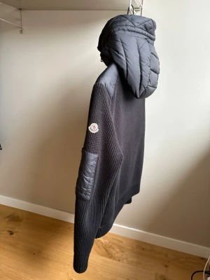  Moncler  jacka  - Säljer denna då den inte kom till så mycket användning som jag trodde. Storlek M. Skriv till mig privat så kan jag svara på frågor om äkthet, då jag inte kan skriva det i beskrivningen eftersom annonsen annars kan tas bort. Jag är ärlig, så skriv till mig så berättar jag mer. Poster INTE  