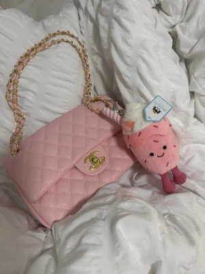 Rosa quiltad handväska - Supersöt rosa handväska. Jellycat kommer även med väskan ifall man vill