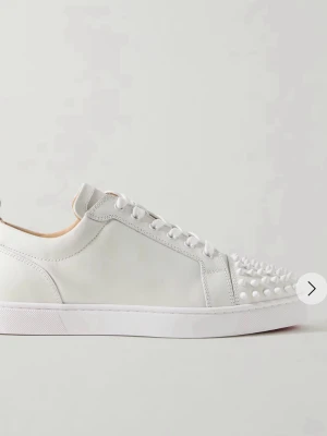 SÖKER!STORLEK 37-38! - Hejjj,söker ett par Louboutin i vita eller svarta.Helst vita!Pris mellan 500-800kr.☺️Hör gärna av dig om du har eller känner någon som säljer.Tack