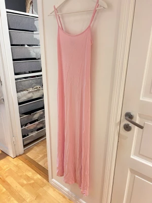 Rosa långklänning - Skims liknande!