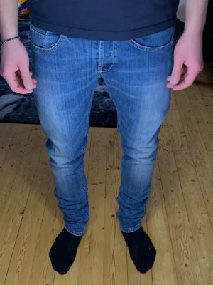 Dondup George Slim Fit Jeans W32 – Light Blue Wash - Dondup George slim fit jeans i snygg ljusblå tvätt.  Storlek W32. Slim fit modell med stretch och bra passform.  Klassisk designerdenim som passar till många outfits.  Skriv gärna om du vill ha fler bilder eller exakta mått.  Pris kan diskuteras vid snabb affär.